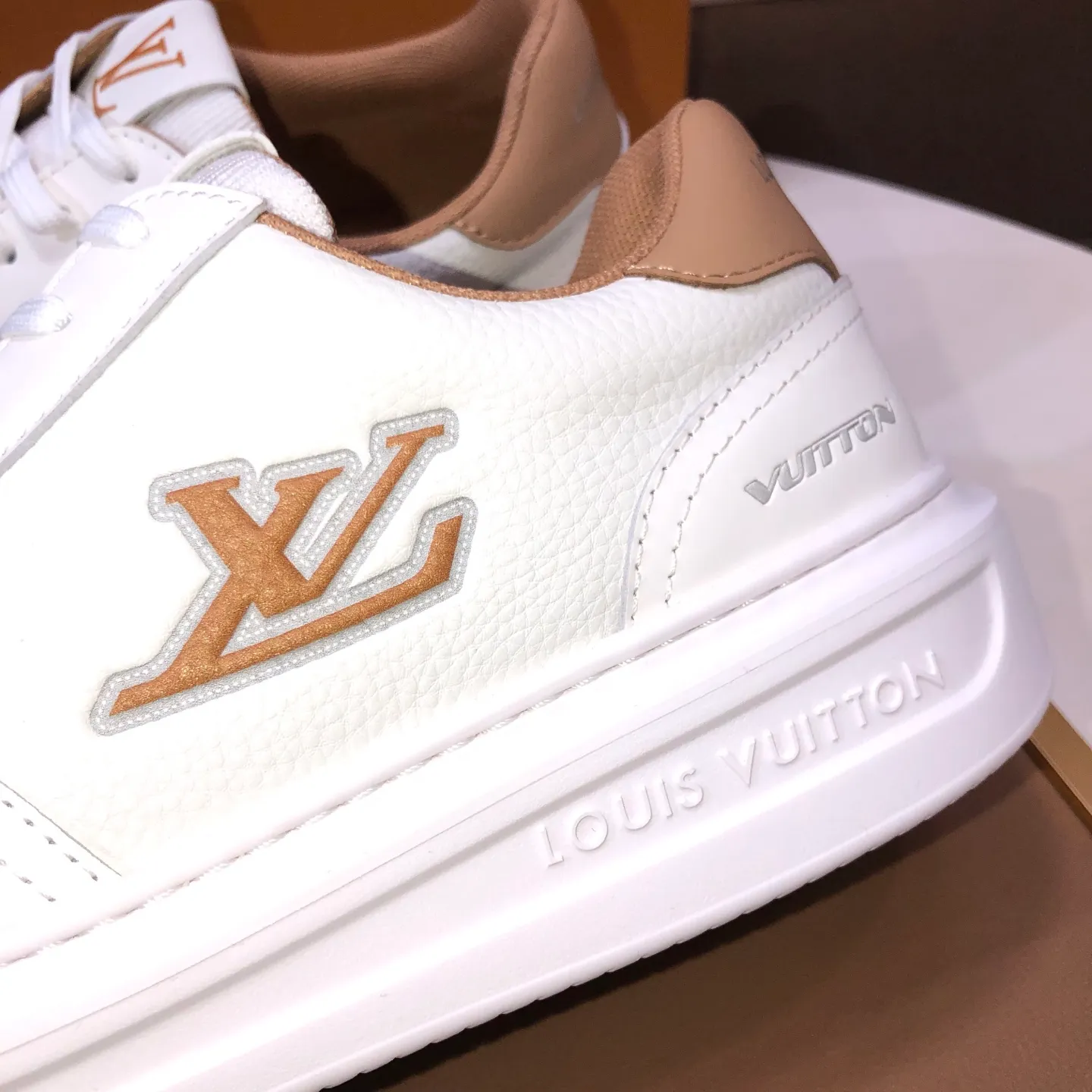 Factory batch 640💰original development, quality shipment, welcome to compare - LV sneaker series sports shoes introduce the loose silhouette of the ready-to-wear series into the spring and summer men's wear shows and make an eye-catching appearance. The cow leather upper is combined with rough fabric laces, and colorful beading highlights the brand's classic elements. LV letters mark the tongue and Monogram floral outsole. Mixed materials Made of top-grain cowhide, thick shoelace design, large Monogram print on the side, mesh lining and cotton feet, the comfort is as extreme as ever, premium heritage, quality first, worth owning! Size: Men’s 38-45 (45 is custom-made and cannot be returned or exchanged)